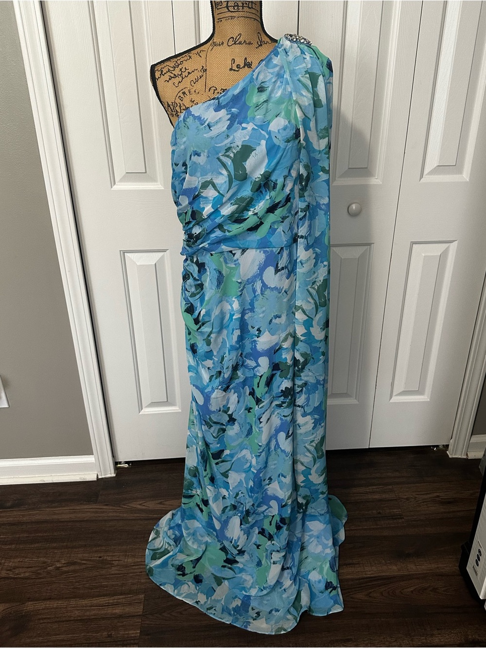 BNWT Jessica Howard Blue Printed Chiffon One Shoulder Gown